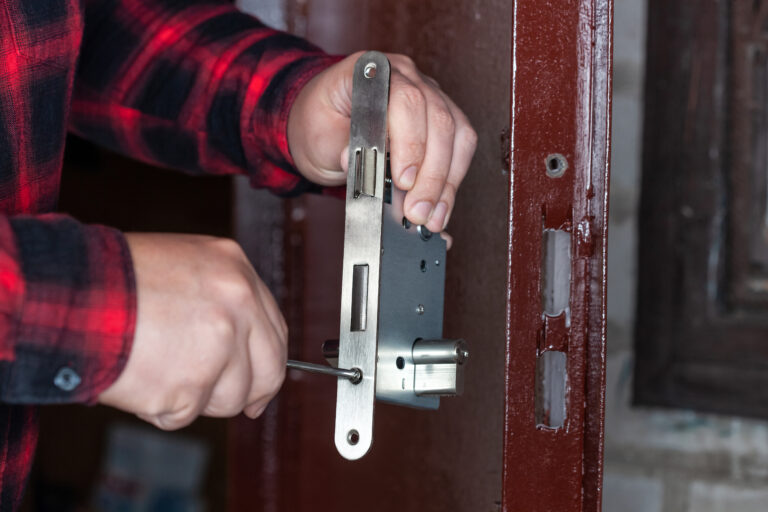 Dépannage de serrure sur une ancienne porte — G LA SERRURE , secteur de Lyon